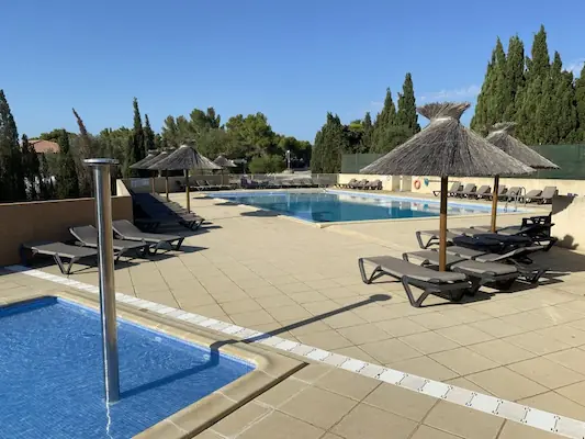 La piscina gran i la piscina infantil de la zona aquàtica del càmping Fun