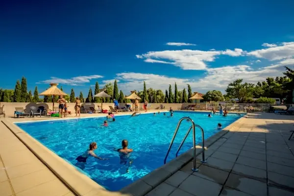 La piscine chauffée du camping le Fun