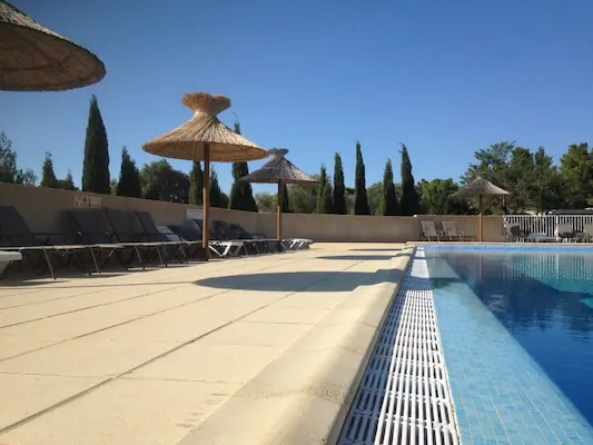 La plage de la piscine du camping le Fun