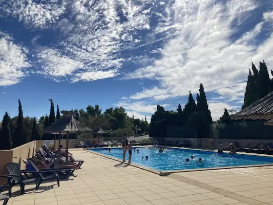 Het verwarmde zwembad op camping Le Fun in Fitou in de Aude