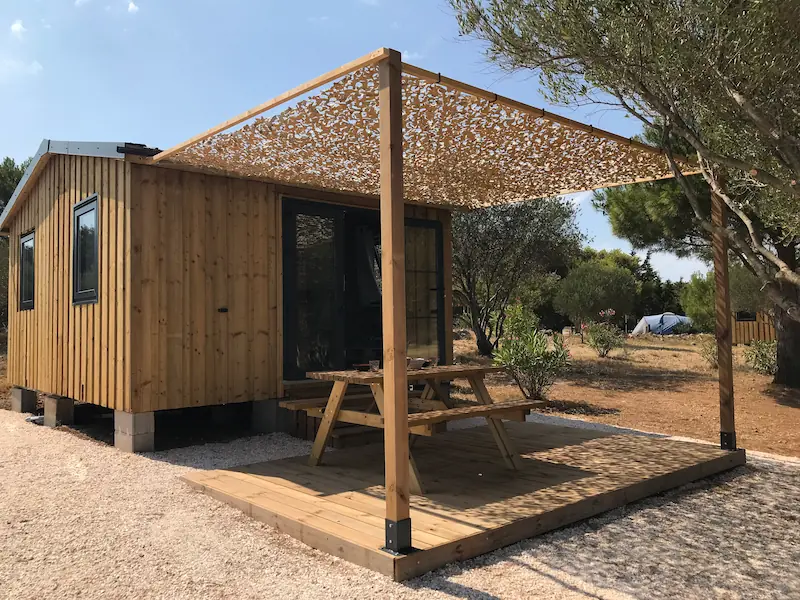 Tithome-Hütte von außen gesehen, Campingplatz Le Fun