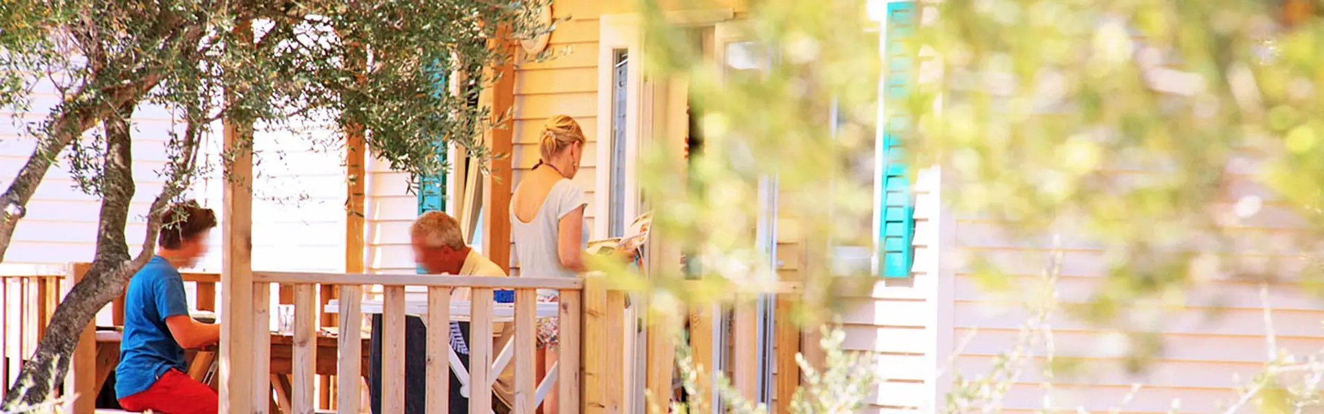 Terrasse d'un mobil home au camping à Leucate