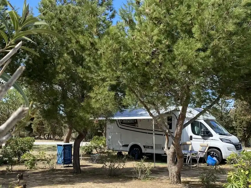 Camping-car sur un emplacement de camping à Leucate