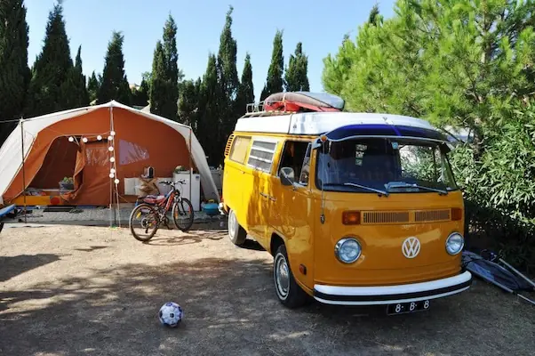 Busje en tent op een camping vlakbij La Franqui