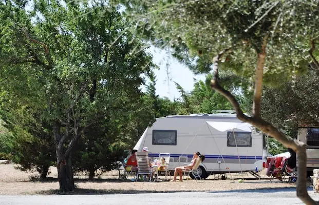 Caravane sur emplacement de camping à Fitou