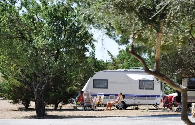 Wohnwagen auf Campingplatz in Fitou