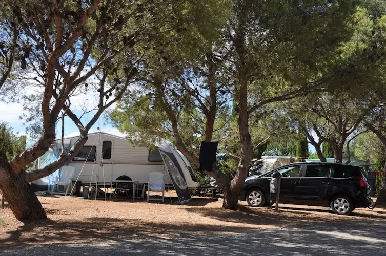 Caravane sur un emplacement de camping dans l'Aude