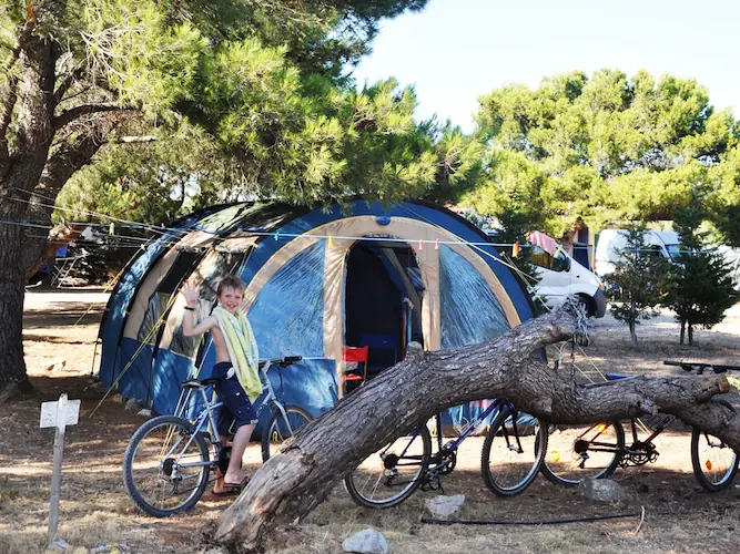 Tente sur un emplacement de camping en Occitanie