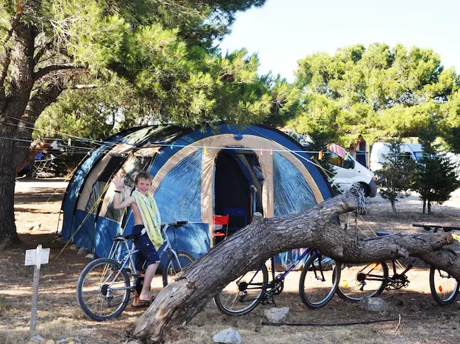 Tenda de campanya en un càmping a Occitània