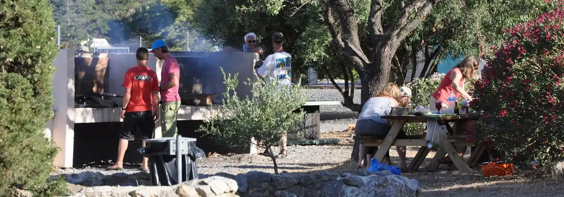 Barbecues au camping 4 étoiles Le Fun dans l'Aude